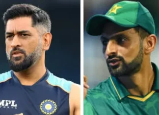 വീണ്ടും ഇന്ത്യൻ താരങ്ങളെ ചൊറിഞ്ഞു പാക്സിതാൻ. അന്ന് അവസാന ഓവർ മിസ്ബാ ഉൾ ഹഖിനെതിരെ ബൗൾ ചെയ്യാൻ ധോണി എല്ലാവരോടും കെഞ്ചി ഭയന്ന് ആരും ചെയ്തില്ല, 2007 ടി20 ലോകകപ്പ് ഫൈനലിലെ സംഭവമാണ് മുൻ പാക് ക്യാപ്റ്റൻ മാലിക് ഓർത്തു പറയുന്നത് – സംഭവം ഇങ്ങനെ