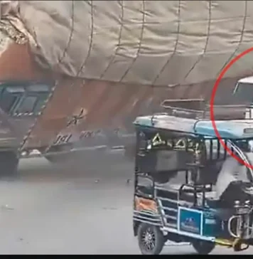 ഞൊടിയിടയിൽ എല്ലാം കഴിഞ്ഞു; നിയന്ത്രണം വിട്ട ലോറി കാറിന് മേലേക്ക് മറിഞ്ഞു, സർക്കാർ വാഹനം പൂർണ്ണമായും തകർന്നു – നടുക്കുന്ന ദൃശ്യങ്ങൾ പുറത്ത്