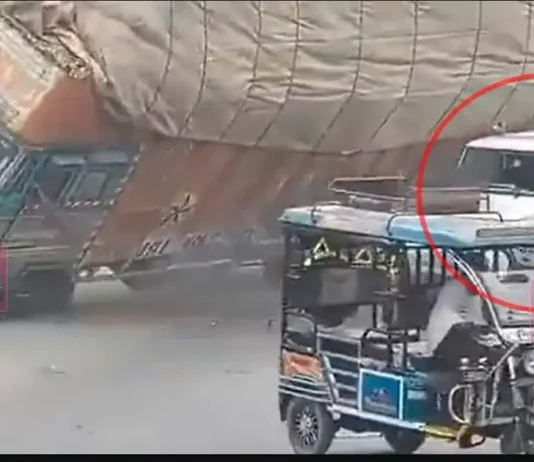 ഞൊടിയിടയിൽ എല്ലാം കഴിഞ്ഞു; നിയന്ത്രണം വിട്ട ലോറി കാറിന് മേലേക്ക് മറിഞ്ഞു, സർക്കാർ വാഹനം പൂർണ്ണമായും തകർന്നു – നടുക്കുന്ന ദൃശ്യങ്ങൾ പുറത്ത്