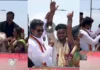 നവദമ്പതികളെ തന്റെ പ്രചാരണ വാഹനത്തിലേക്ക് വിളിച്ച് അനുഗ്രഹിക്കുന്ന വിജയ്യുടെ ഹൃദ്യമായ വീഡിയോ വൈറൽ ;കാണാം